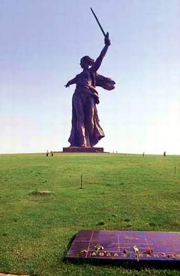 Центральный монумент «Родина-мать» высотой 52 м на Мамаевом кургане в Волгограде.