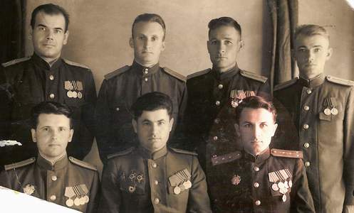 Кавалер ордена Александра Невского капитан Пономарчук В.К. с сослуживцами (нижний ряд, справа)