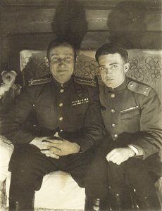 Герой Советского Союза, кавалер ордена Александра Невского гвардии капитан Похлебаев И.Г. с сослуживцем